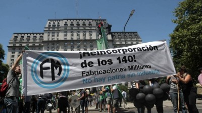 Protesta y movilización por los despedidos en Fabricaciones Militares
