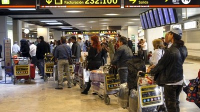 Inmigrantes latinoamericanos dejan España y vuelven a sus países