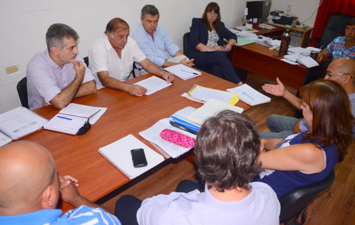 Analizan la posible reincorporación de municipales de Paraná