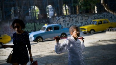 Estados Unidos flexibiliza normas en viajes a Cuba y el uso del dólar