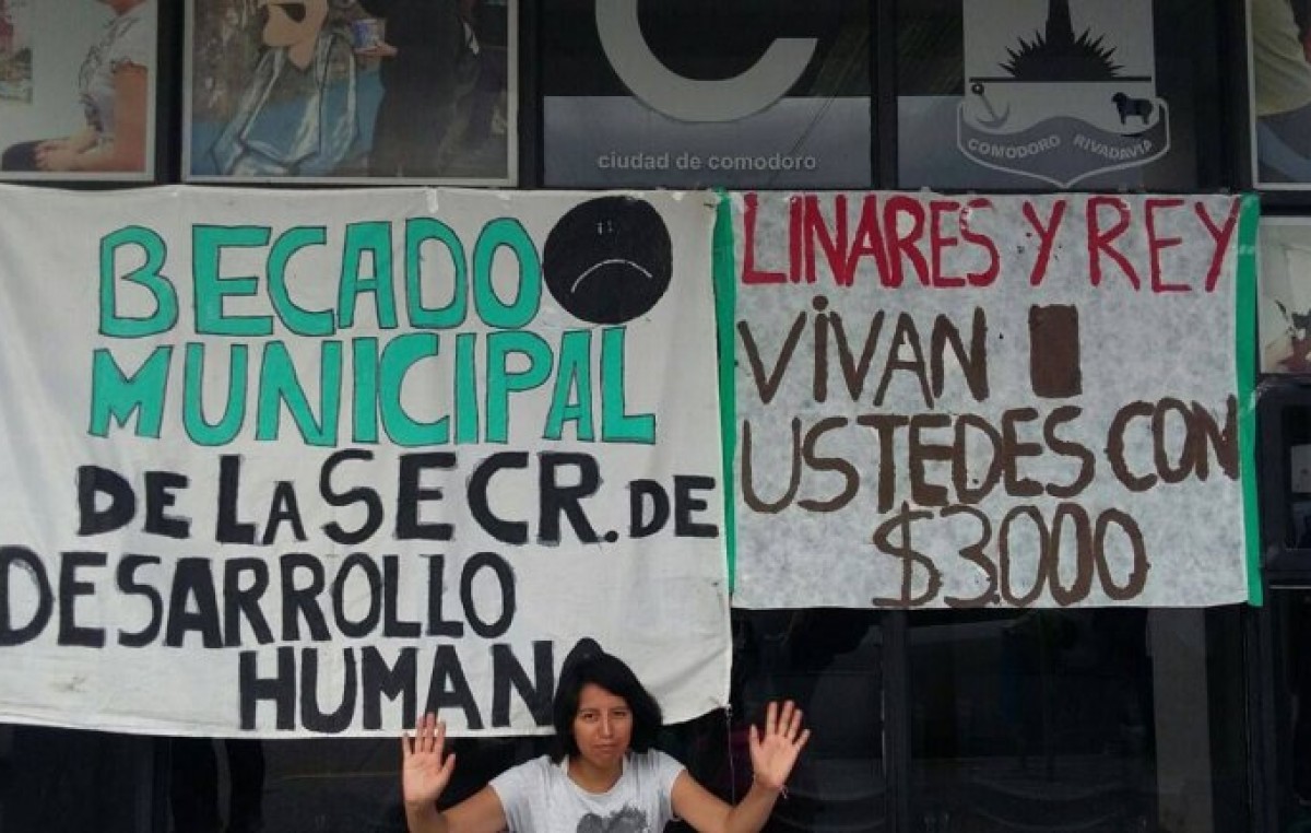 Comodoro: Los becados de Desarrollo Humano piden su pase a planta del municipio