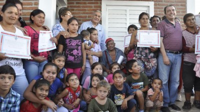 Numerosas familias del departamento Río Hondo fueron beneficiadas con las viviendas sociales