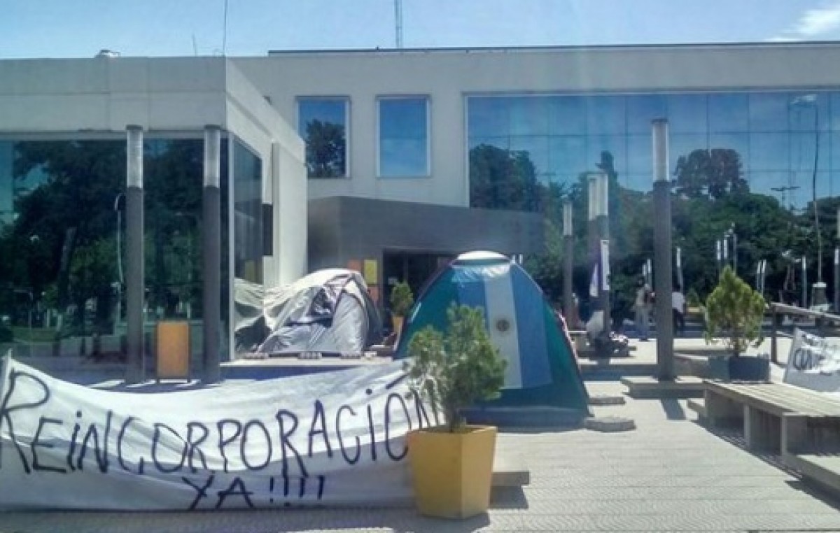 Tensión en Lincoln: El intendente entra por la puerta de atrás para esquivar un acampe de despedidos