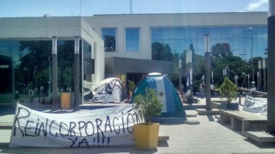 Tensión en Lincoln: El intendente entra por la puerta de atrás para esquivar un acampe de despedidos