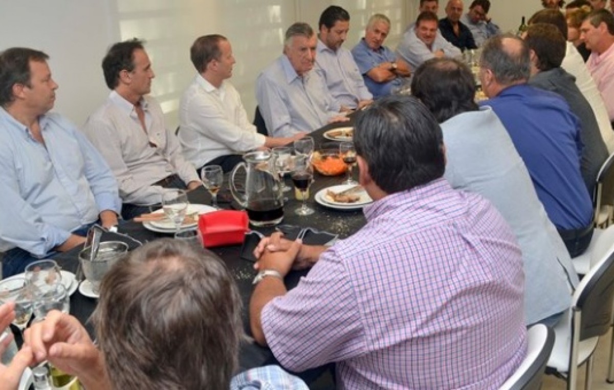 Alcaldes y dirigentes peronistas recibieron a Gioja: la mira puesta en la conducción del PJ Nacional