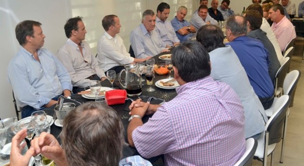 20160317215629_reunion_con_intendentes_y_dirigentes_de_provincia_con_gioja_en_lomas_1