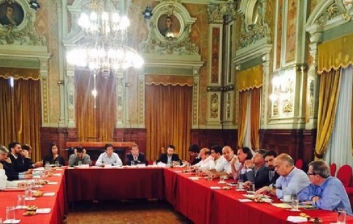 Buenos Aires: diagraman reparto de 10 mil millones para alcaldes del FpV por endeudamiento