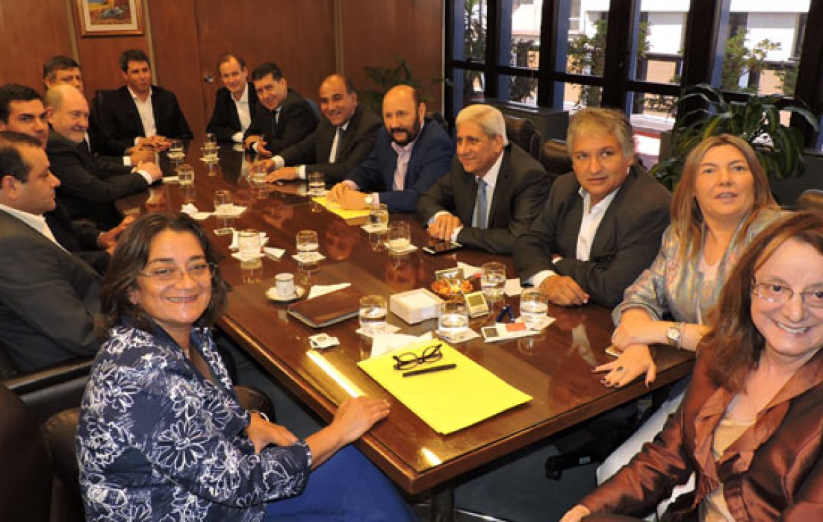Gobernadores peronistas rechazan que se restituya la coparticipación en cuotas