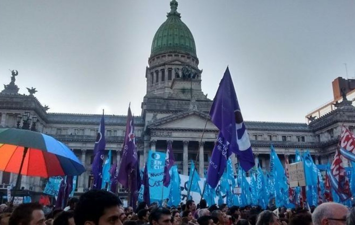 Con la patronal a favor y los gremios en contra