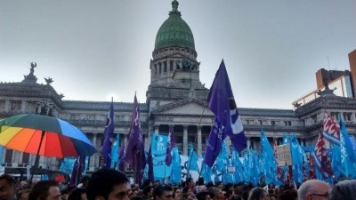 Con la patronal a favor y los gremios en contra