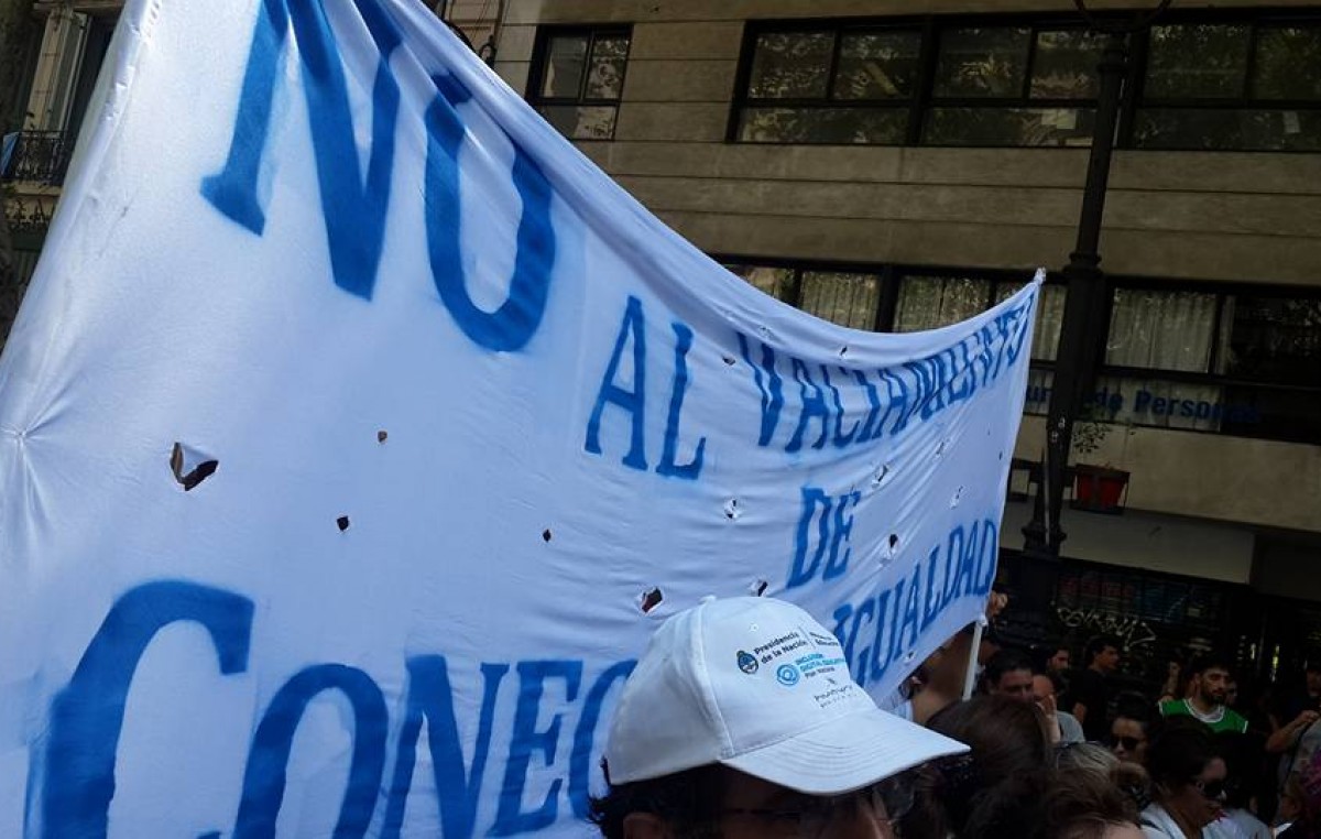 Golpes e insultos para los despedidos