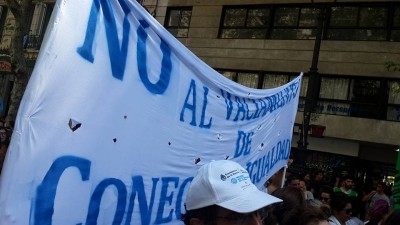 Golpes e insultos para los despedidos