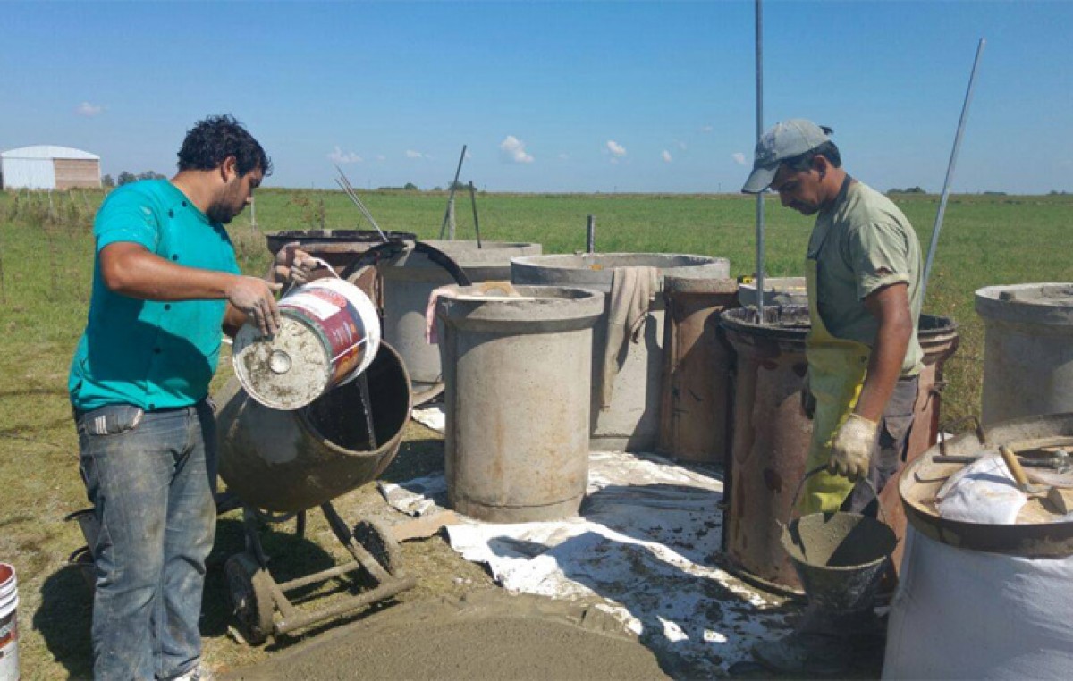 Para abaratar costos, municipales de Ramírez fabrican desagües pluviales