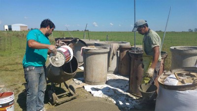 Para abaratar costos, municipales de Ramírez fabrican desagües pluviales
