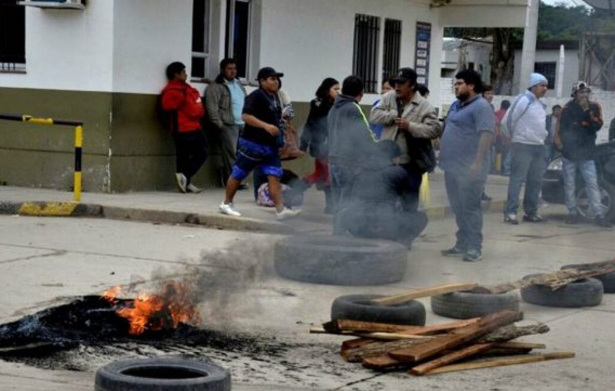 Se agudizó la crisis municipal en Salvador Mazza y cortaron el puente internacional
