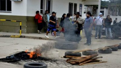 Se agudizó la crisis municipal en Salvador Mazza y cortaron el puente internacional