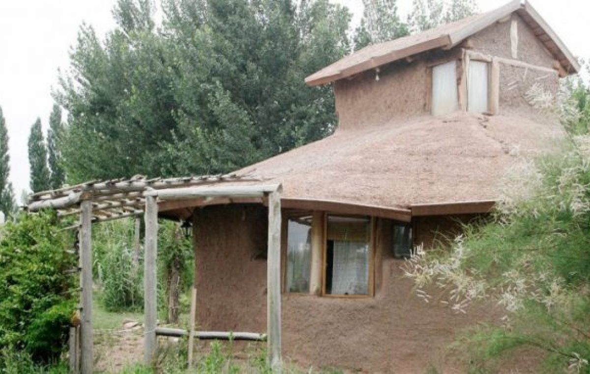 Centenario avanza para legalizar las casas hechas de barro