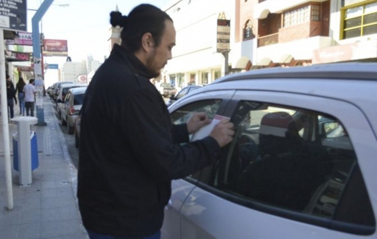 Comodoro: Pegan obleas a los autos que adeudan la patente