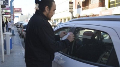 Comodoro: Pegan obleas a los autos que adeudan la patente