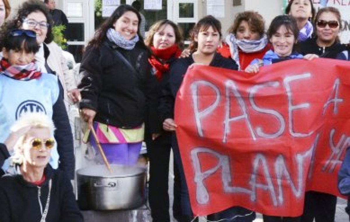 Comodoro: Becarios municipales hicieron una olla popular en el ingreso al municipio
