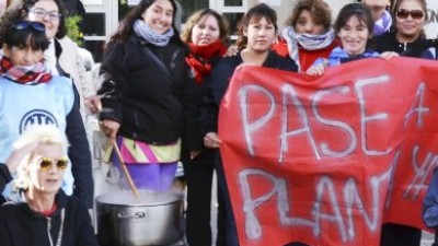 Comodoro: Becarios municipales hicieron una olla popular en el ingreso al municipio