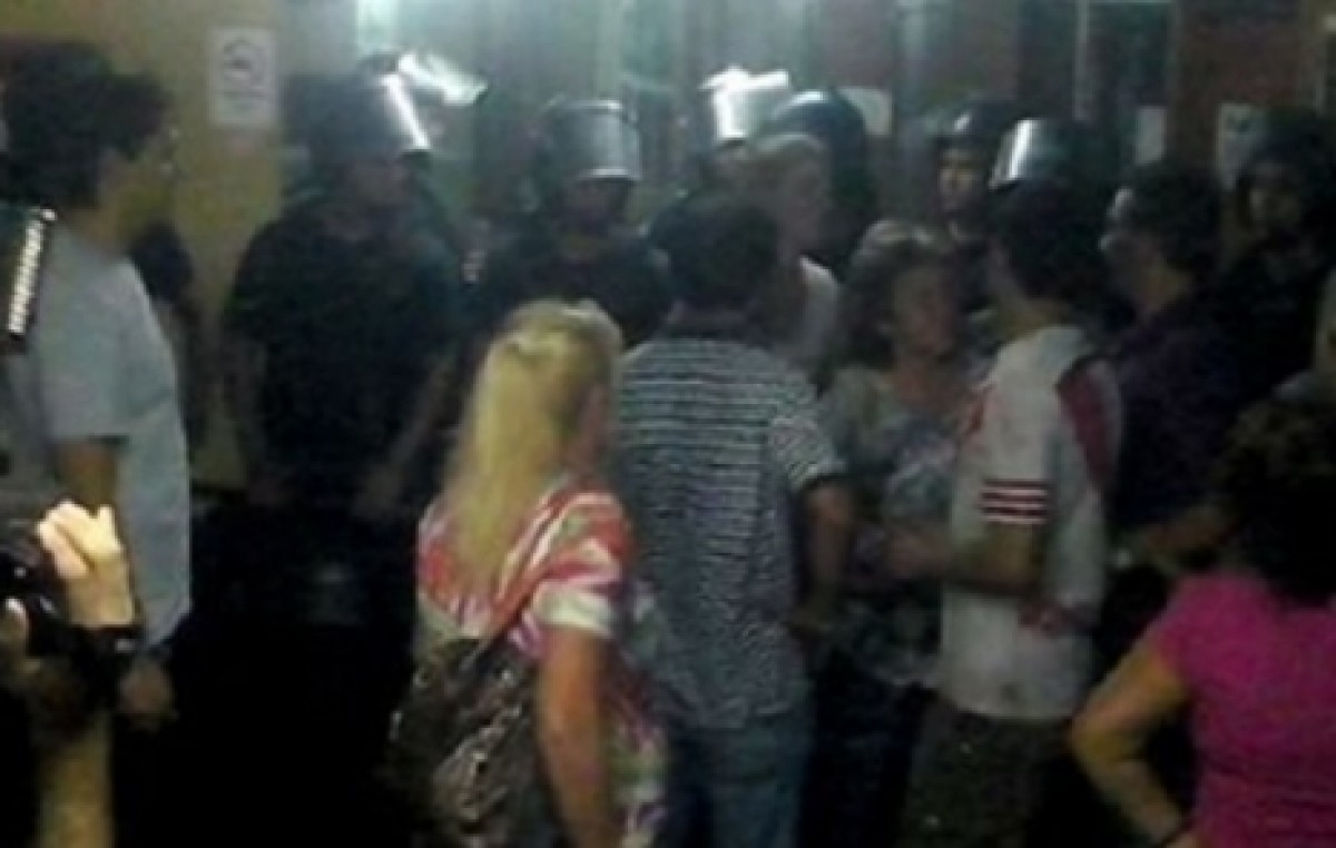 Disturbios en la Municipalidad de Barranqueras: corridas, heridos y desmayos