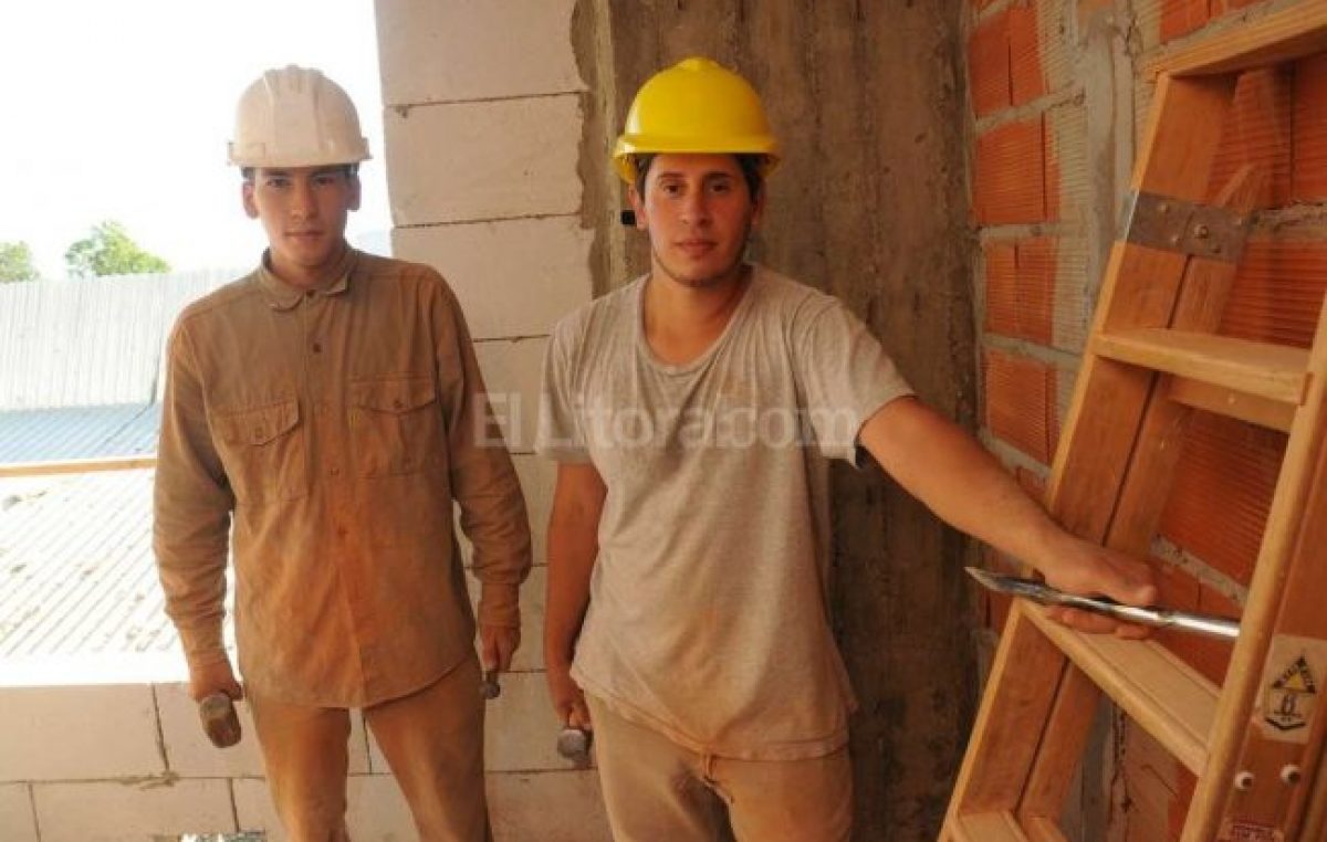 Alumnos de la escuela de oficios de Alto Verde ya construyen obras en la ciudad