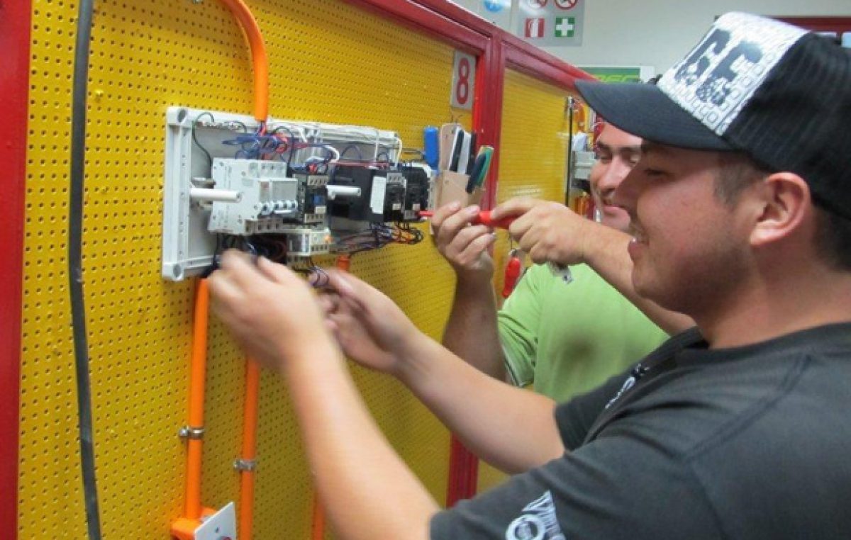 Buscan capacitar en oficios a tres mil jóvenes rosarinos