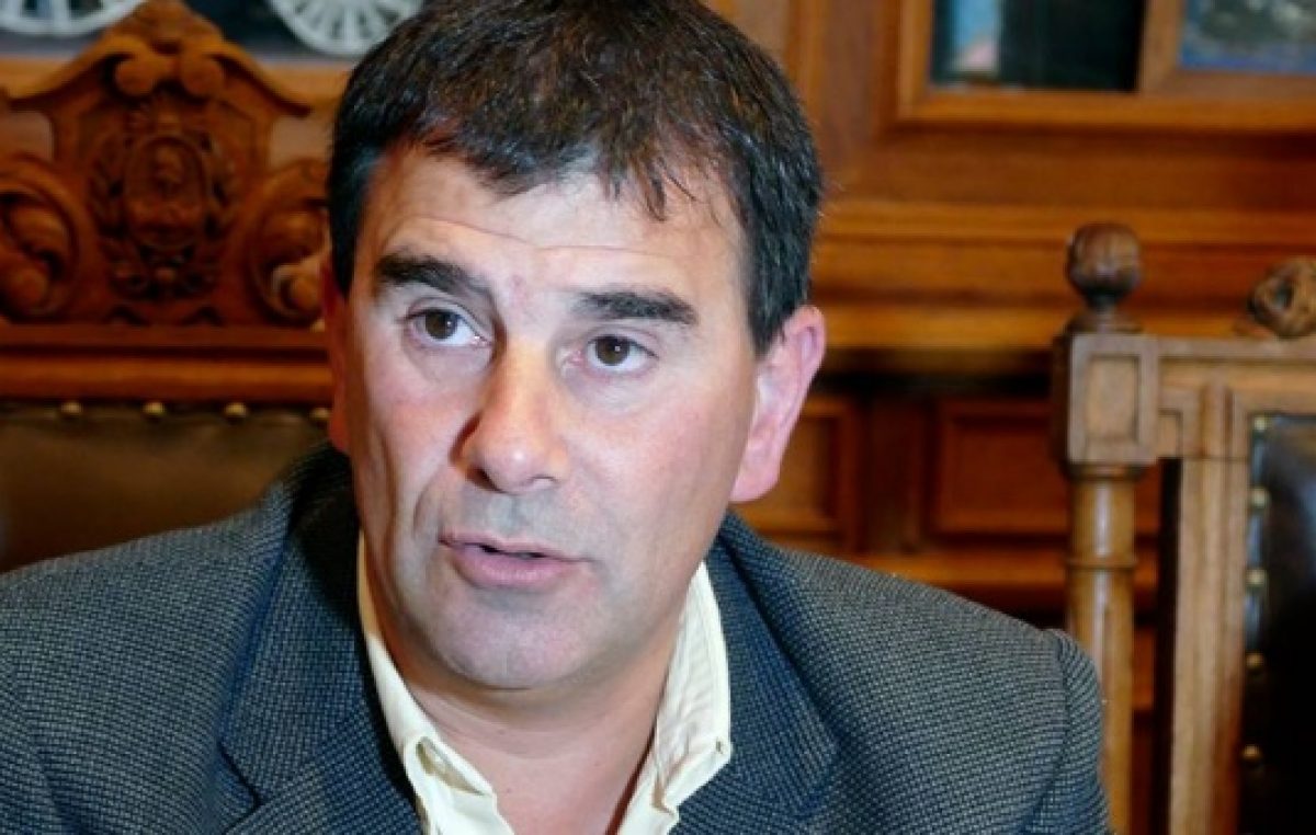 Intendente de Azul se aumentó el sueldo en un 34%, salieron a repudiarlo y se arrepintió