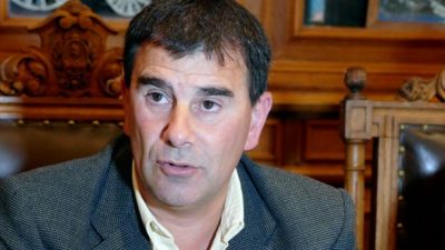 Intendente de Azul se aumentó el sueldo en un 34%, salieron a repudiarlo y se arrepintió