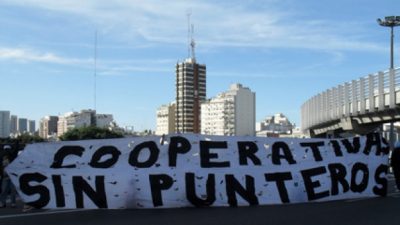 Cooperativistas de La Plata llevan el reclamo por paritarias a la puerta del municipio