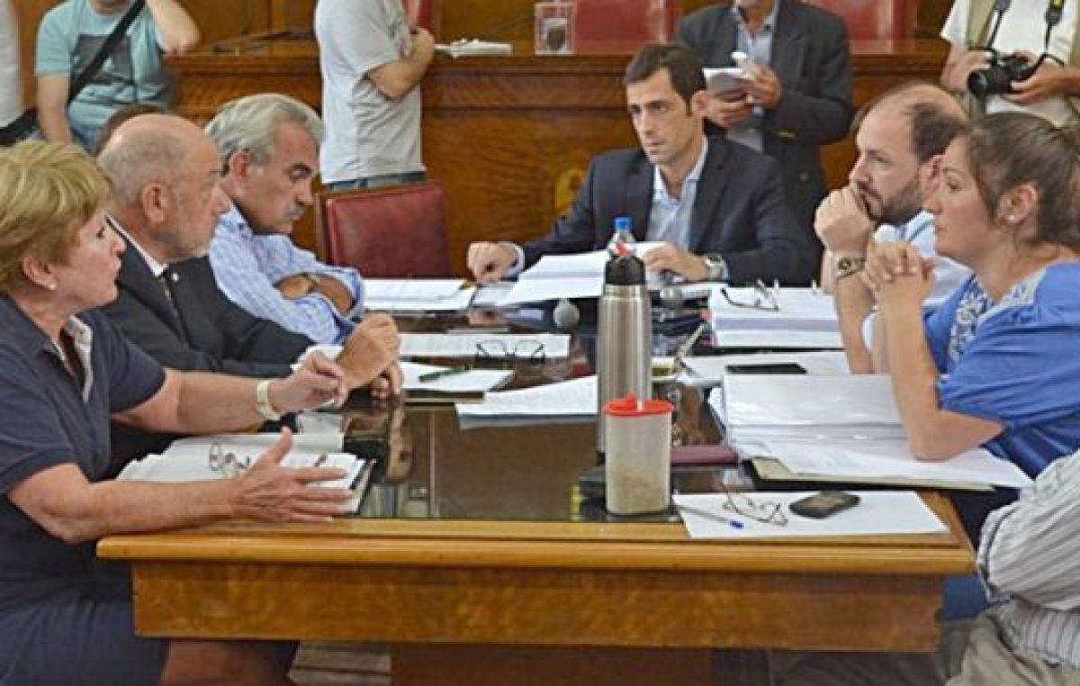 Nuevos pedidos para que se aclare el pago de sueldos políticos con horas docentes en Mar del Plata