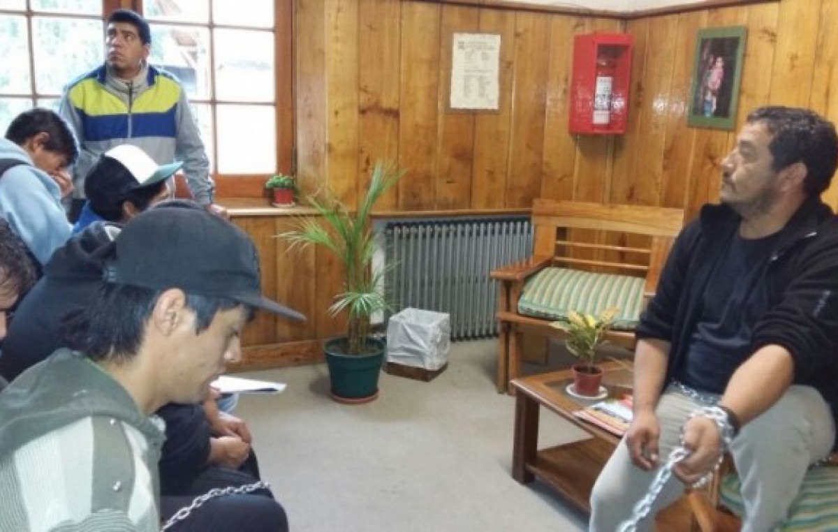 Trabajadores de Bariloche protestaron a metros de la oficina del intendente
