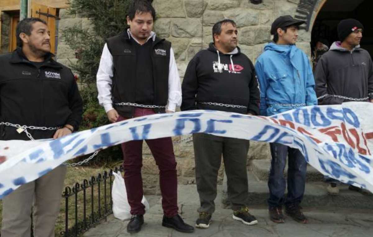 Bariloche: Ante falta de respuestas, se encadenaron trabajadores municipales