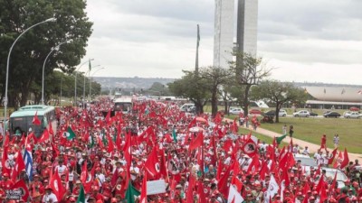 Campesinos «sin tierra» acampan en Brasilia en defensa de Rousseff