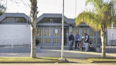 En San Genaro le bajaron los sueldos a los municipales y se disparó la bronca