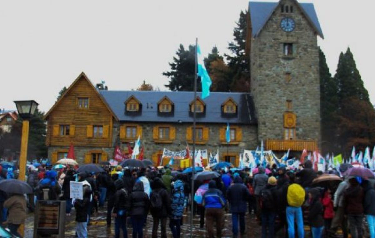 Masiva marcha contra el tarifazo de gas en Bariloche