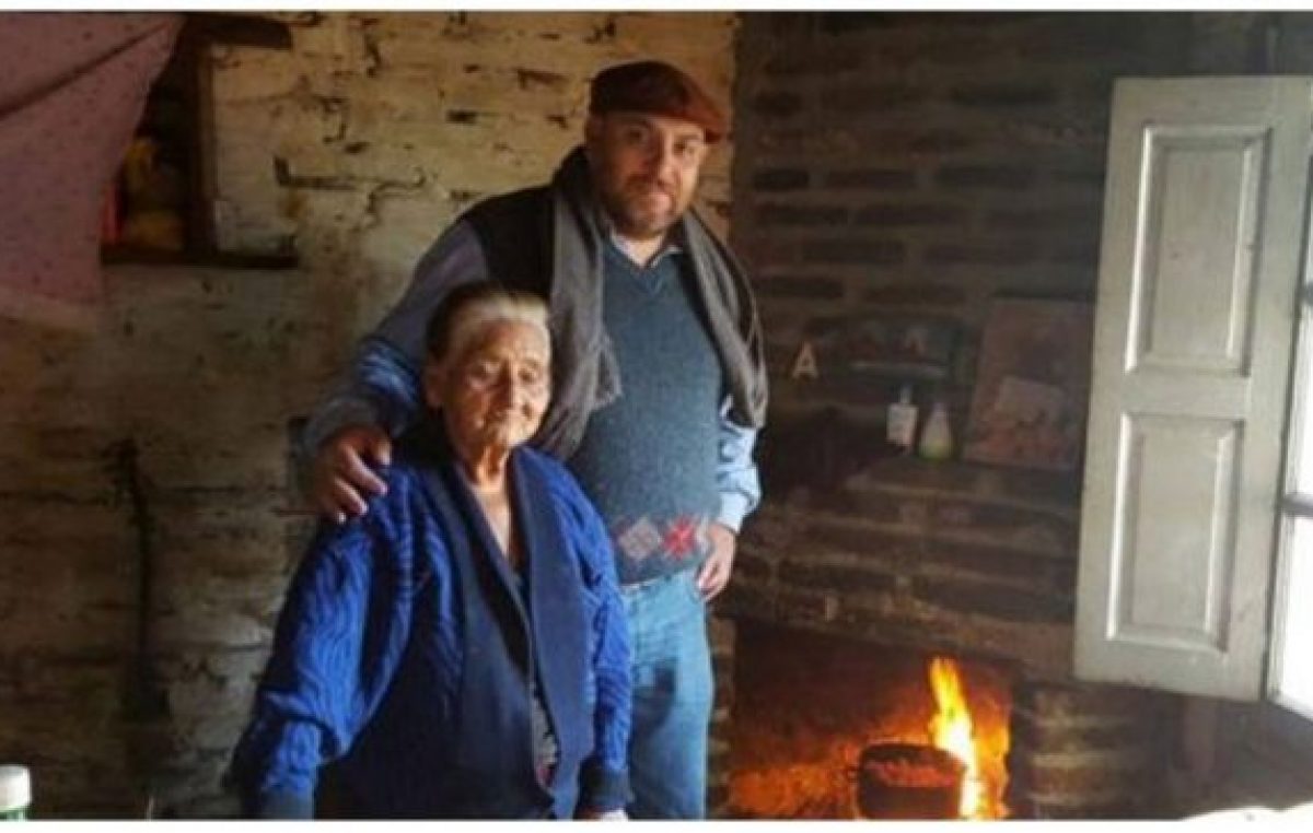 Un pueblo santafesino reparte leña para calefaccionar las casas ante la suba de tarifas