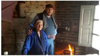 Un pueblo santafesino reparte leña para calefaccionar las casas ante la suba de tarifas