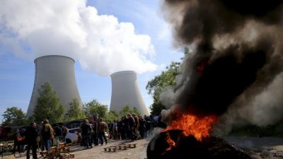 Las huelgas que paralizan a Francia se extienden a las plantas nucleares