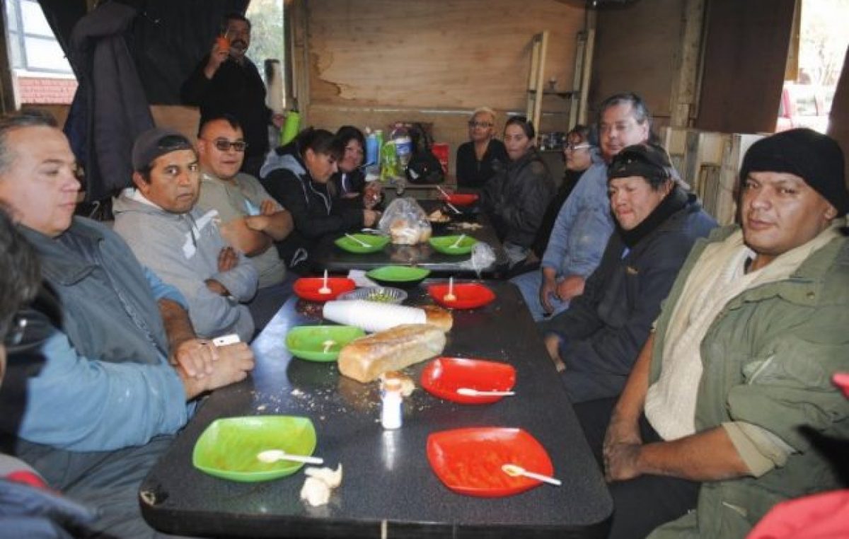 Municipales de Caleta recibieron el Día del Trabajador reclamando por sus derechos