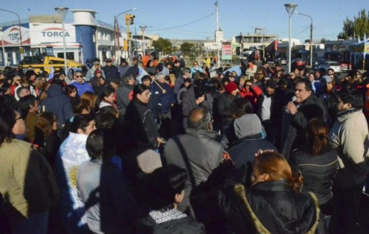 Municipales de Caleta siguen sin cobrar y esperan que Macri reciba a dirigente del SOEMCO