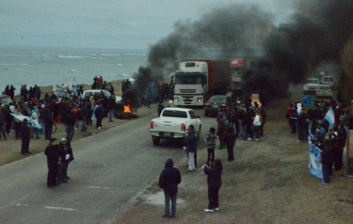 Municipales de Caleta siguen sin cobrar sueldos y llevaron su reclamo a la ruta