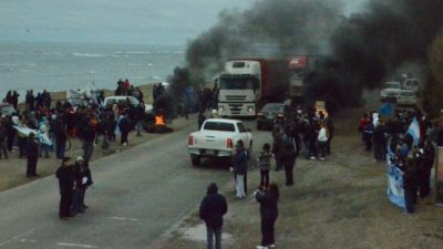 Municipales de Caleta siguen sin cobrar sueldos y llevaron su reclamo a la ruta