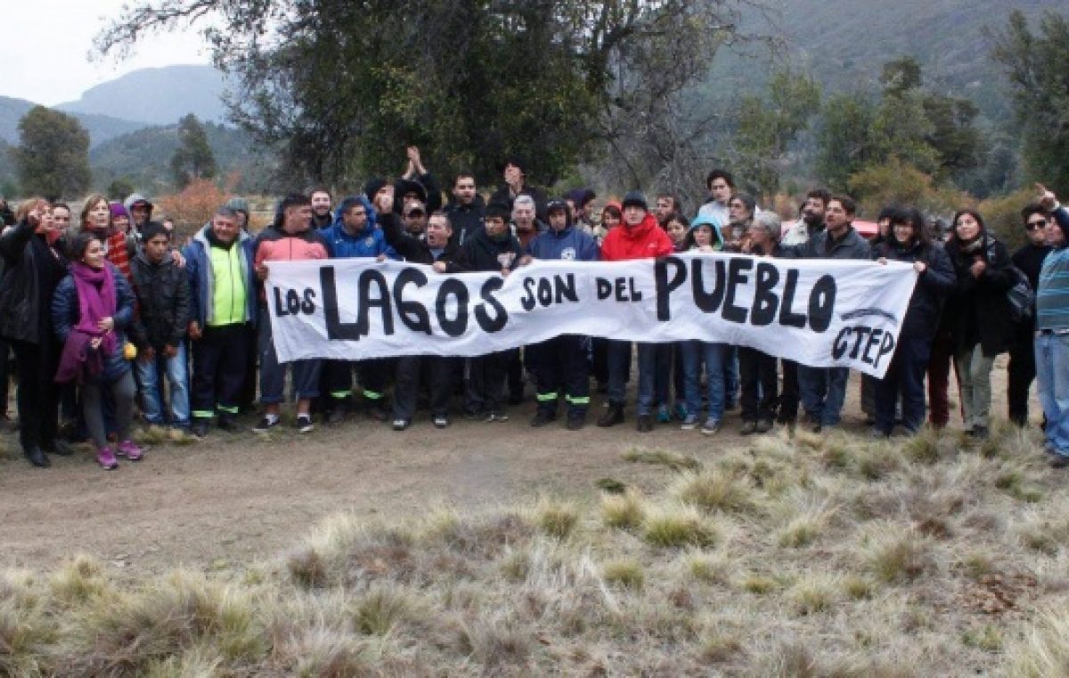 Denuncian que el magnate amigo de Macri dragó río para impedir acceso al Lago Escondido
