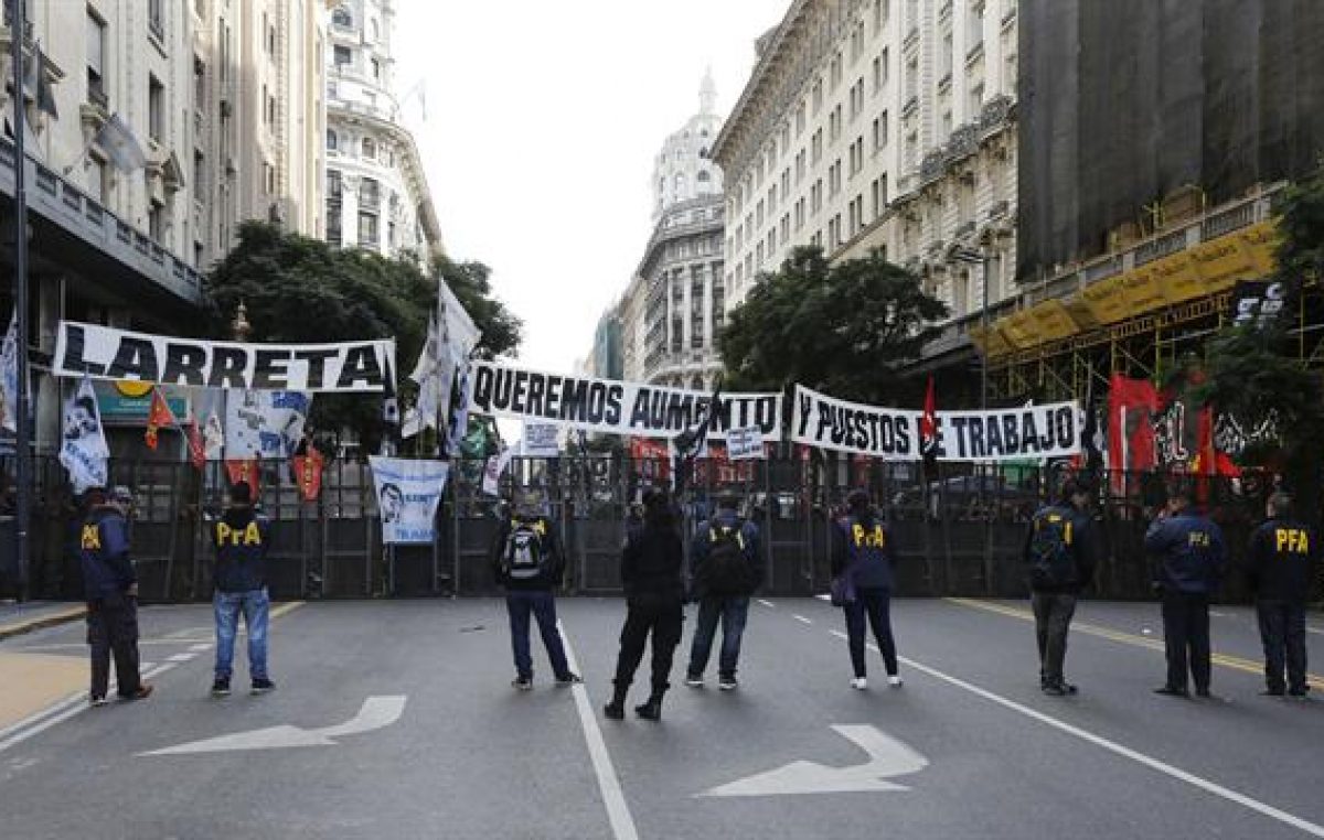 Ciudad de Buenos Aires: Con el reclamo tras las vallas