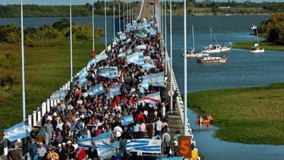 El gobierno entrerriano acompaña el abrazo al río Uruguay
