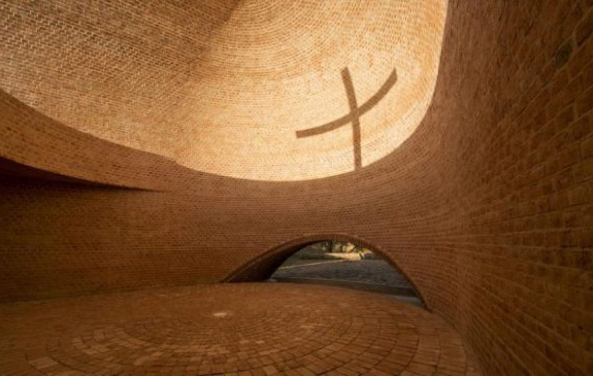 La capilla más impactante y extraña, en un campo cordobés