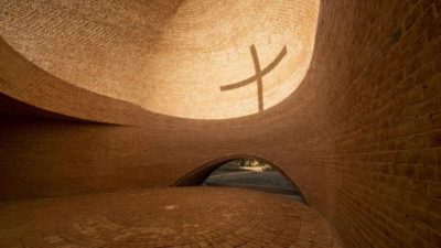 La capilla más impactante y extraña, en un campo cordobés