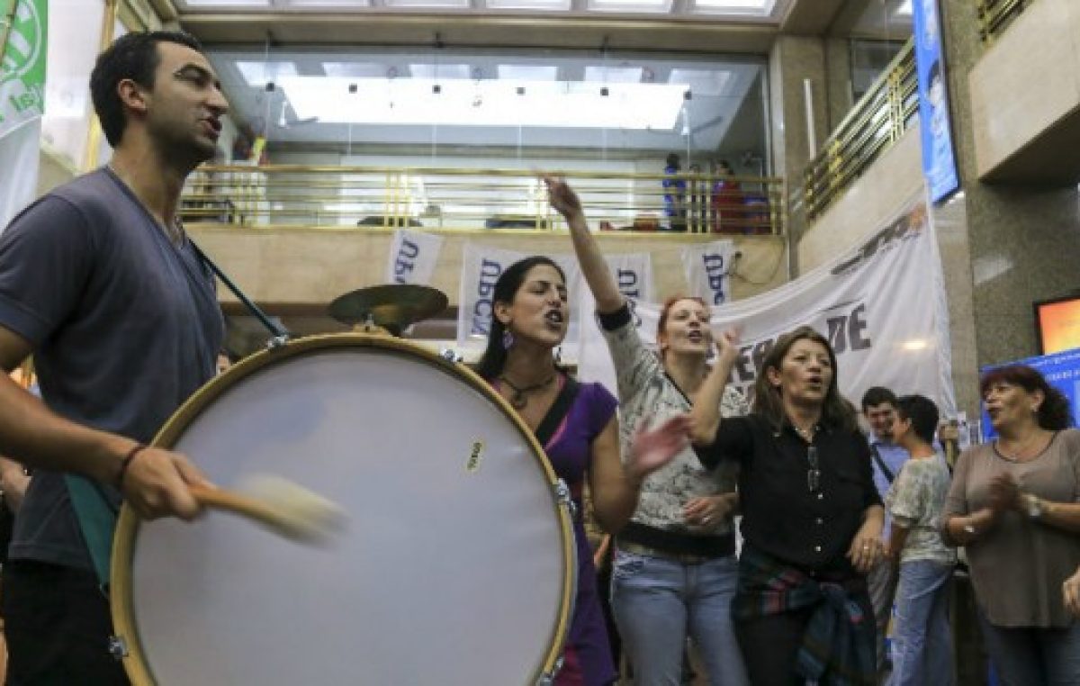 En medio de debate por la ley antidespido, se perdieron casi 140 mil empleos y hay 38 mil suspensiones